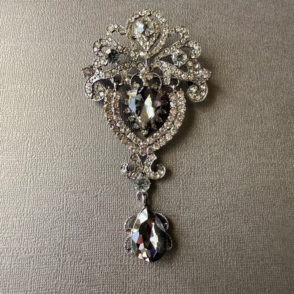 Victorian Style Grey Crystal Brooch Rhinestone Teardrop Dangle Silver Alloy Pin